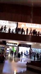 Ce groupe joue la musique du Titanic dans un centre commercial inondé