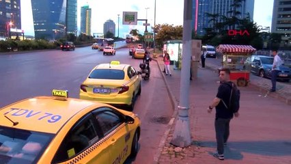 BEŞİKTAŞ'TA OTOMOBİLDEN YOLA DÜŞEN CÜZDANDAN PARALAR SAÇILDI