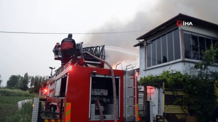 Hindi üretim tesisi yıldırım düşmesi sonucu alev alev böyle yandı