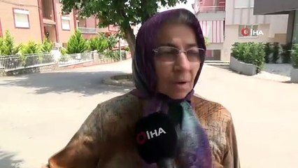 Yol Ortasında Kalan Mezarın Başında Dua Ediyorlar