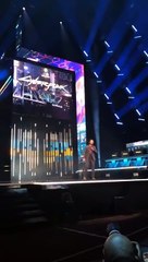 La réaction de Keanu Reeves quand quelqu'un de l'audience lui a dit vous êtes à couper le souffle