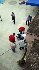 Hombre asesina a padre de familia y hiere a menor en una escuela