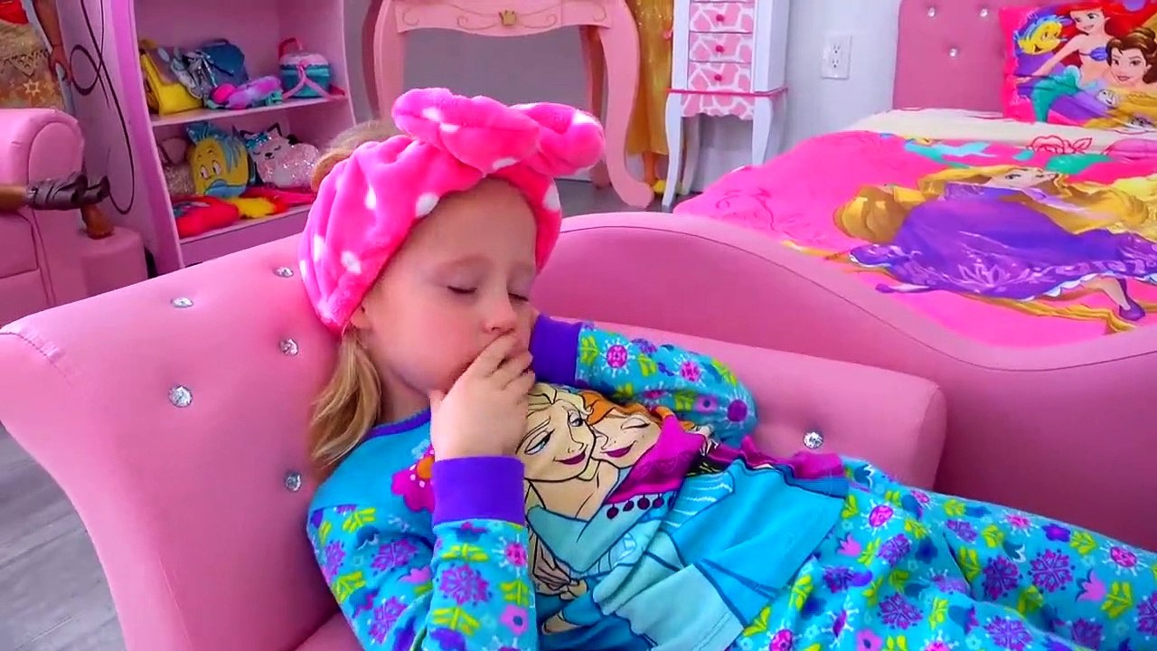 Stacy prend soin de son bébé poupées