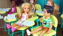 Barbie Chelsea Ayuda al Nuevo Niño en La Clase - Historias con Muñecas - Juguetes de Titi