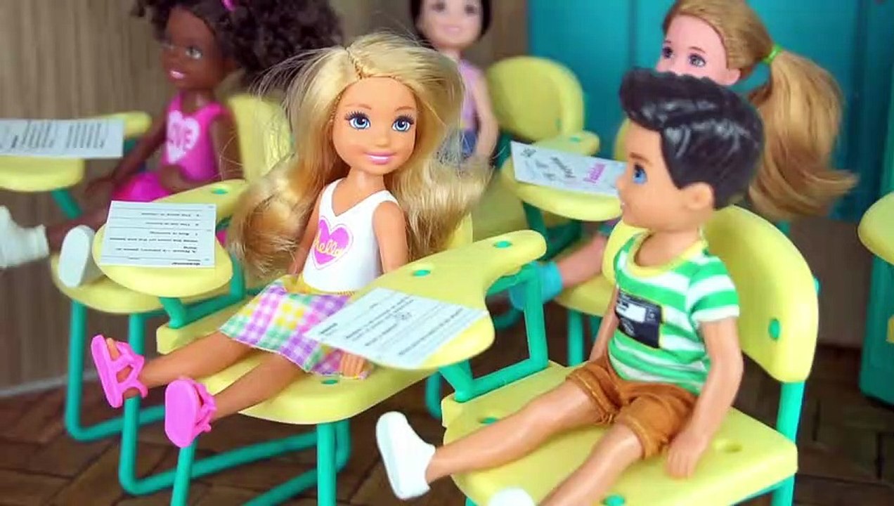 Barbie Chelsea Ayuda al Nuevo Niño en La Clase - Historias con Muñecas - Juguetes de Titi