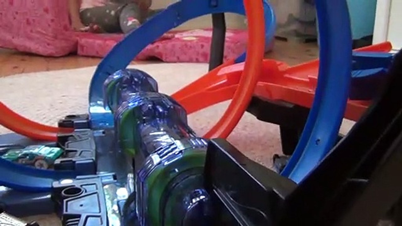 HOT WHEELS CORKSCREW CRASH