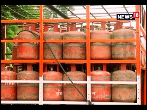 रायपुर में रसोई गैस की किल्लत, एजेंसियों के चक्कर लगाकर उपभोक्ता परेशान-Lack of LPG in Raipur, Consumers disturb the gas agency's attitude