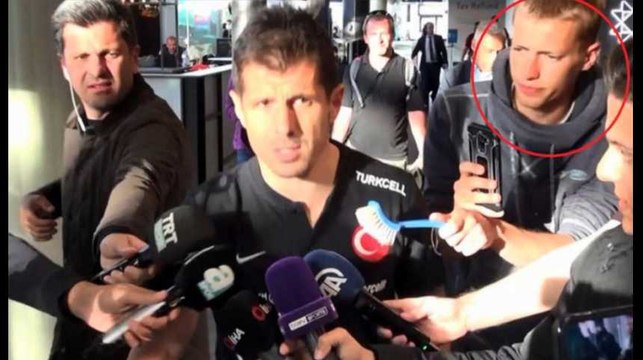 Corentin Siamang tend une brosse à vaisselle au capitaine turc Emre BelÖzoglu en Islande: son geste fait scandale en Turquie