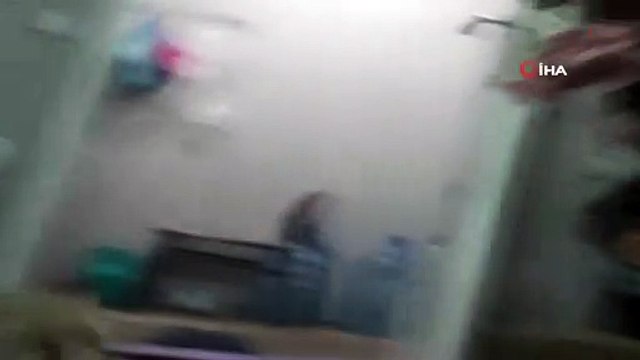 Tilkiyi kendi elleriyle besleyen işçinin mutluluğu izleyenleri gülümsetti