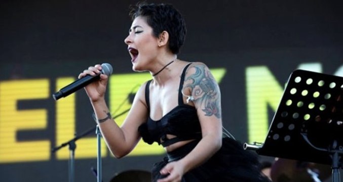 Şarkıcı Melek Mosso'nun bacaklarını göstererek orta parmak işareti yapmasına tepki yağdı