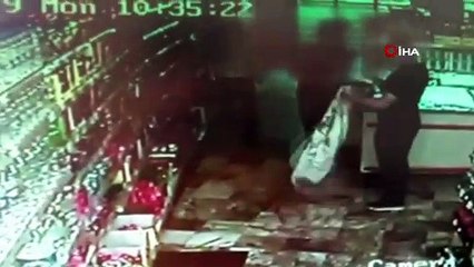 Çocukların markette battaniyeli dondurma hırsızlığı kamerada