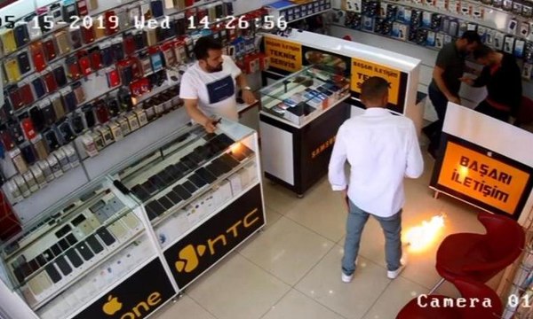Tamir için bırakılan cep telefonu bataryası patladı