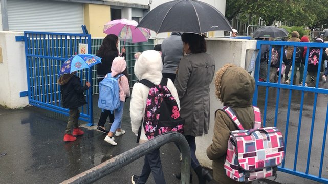 Lorient. « C’est dur pour les enfants comme pour nous », émotion des parents devant l’école Jean-de-la-Fontaine