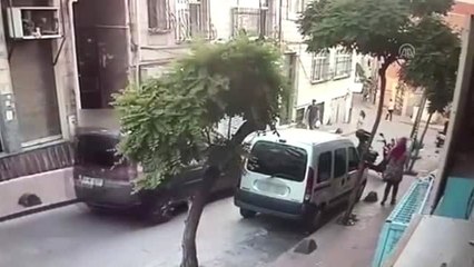 Kapkaç anları güvenlik kamerasına yansıdı