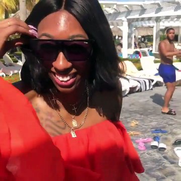 Elle utilise sa technique de danse pour séduire et quand elle se retourne, grosse surprise !