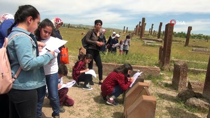Bitlisli öğrenciler tarihi mezarlıkta ders yaptı