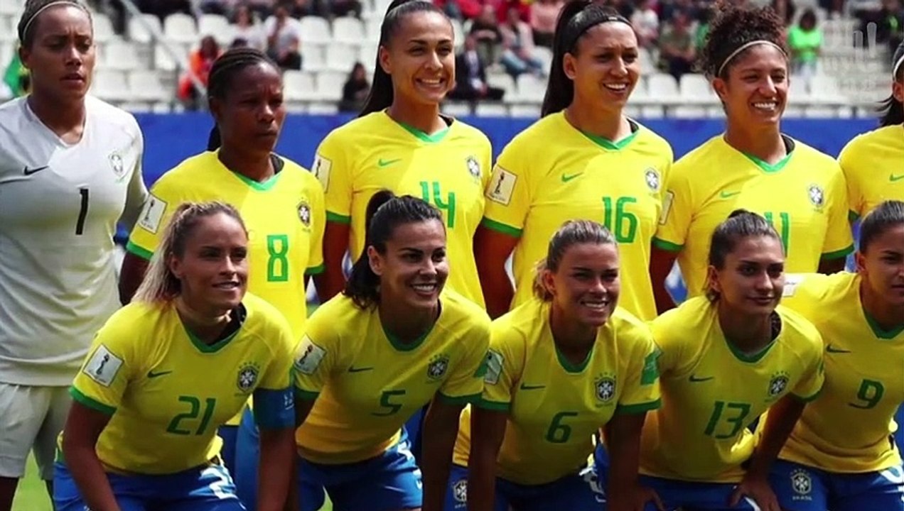 Kéfera comemora vitória do time feminino com comentário polêmico sobre a Seleção