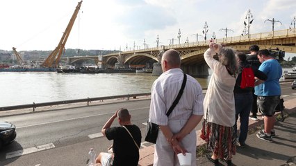 [영상] 침몰 유람선 인양 과정 시간대별 영상구성 / YTN