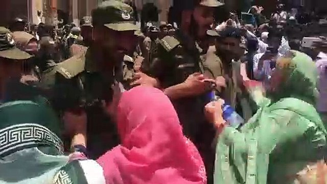 PMLN MPA Farzana butt hit police officers