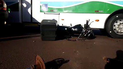 Motociclista e ônibus batem na Avenida Rocha Pombo
