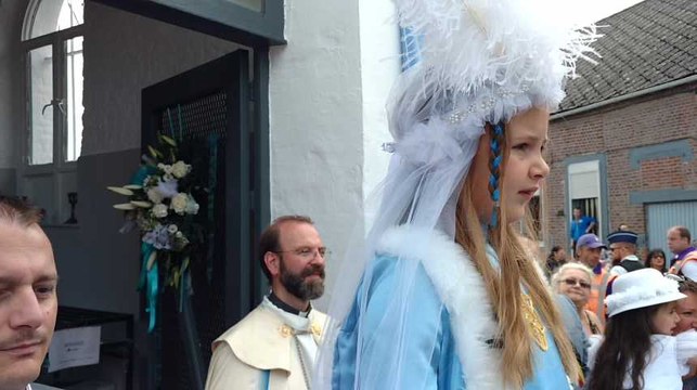 La Pucellette embrasse tout Wasmes. .Video Eric Ghislain Q