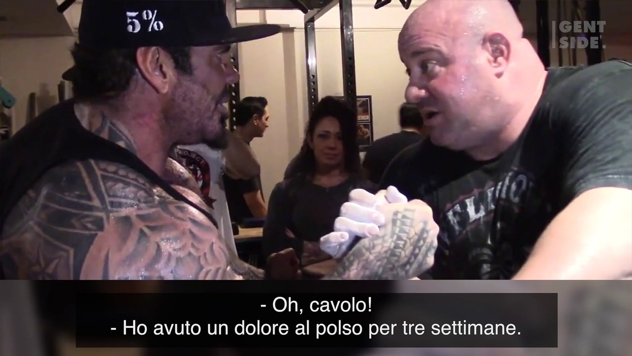 Un bodybuilder sfida un campione di braccio di ferro