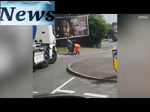 Un camionneur aide une vieille dame à traverser la rue