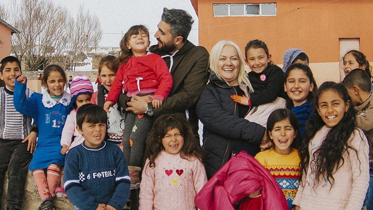 Ataması yapılmayan öğretmen on binlerce çocuğun yüzünü güldürdü