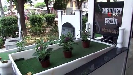 Mezar Taşının Üzerinde Telefon Numarasını Gören Şaşkına Dönüyor