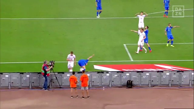 Football - Nicolò Barella schießt Balljungen ab