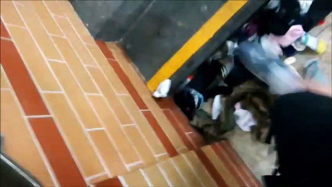 Bahn-bahnhof-eisenbahn-kaputt-dreck-longerich-bahnhof-pisse-kinderkleidung-juni-2019