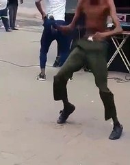 Admirez ce talent qui s’éclate dans les rues d'Abidjan !!