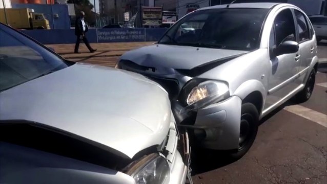 Carros batem na Rua JK e mulher fica ferida