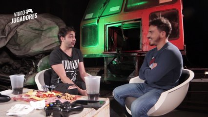 Grego Rosello juega a la Play con Fede en una fábrica