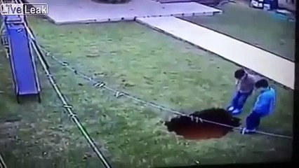 Un enfant tombe dans un trou dans le jardin et va être sauvé par ses parents...