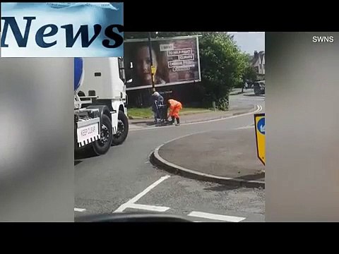 Un routier vient aider une vieille dame à traverser la rue... Beau geste