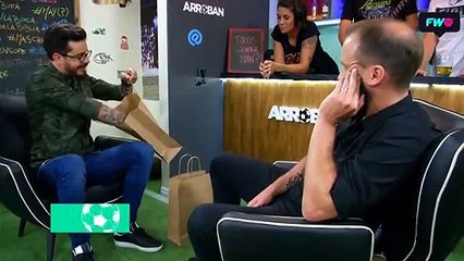 Mariano Juan recibe su remera de Catenaccio