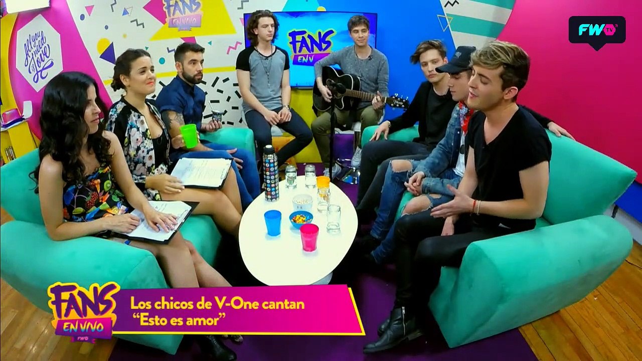 V-One cantando "Esto es Amor" en #FansEnVivo