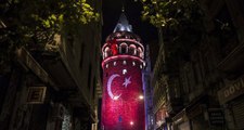 İstanbul'un tarihi simgeleri Milli Takıma destek için kırmızı-beyaza büründü