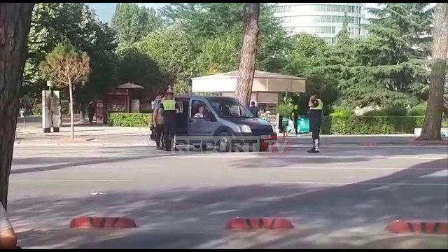 Report TV - Policia kontrolle të rrepta para protestës së opozitës, në 'filtër' edhe mediat