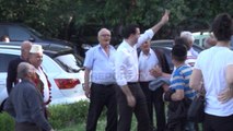 Report TV - Basha mbërrin në seli me bashkëshorten e tij! Militantët këmbëkryq gati për protestë