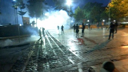 Report TV - Kapsolla dhe fishekzjarre tek Kuvendi, Bardhi shpërndan protestuesit