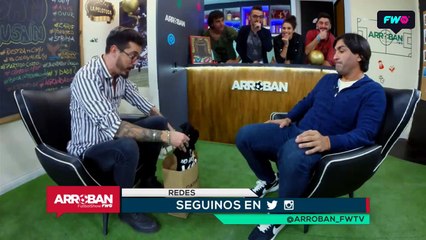 Claudio "el Turco" Husaín recibe su regalo de Catenaccio