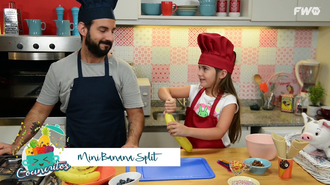 Paso a paso, Lola y su papá te enseñan a hacer helado de banana split