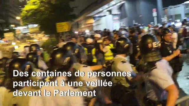 Hong Kong: des centaines de personnes participent à une veillée nocturne devant le Parlement