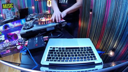 Tercer duelo del KLM DJ Challenge: DJ Robert vs. DJ Rolex