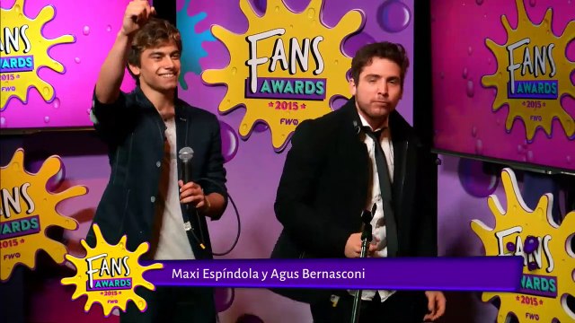 Maxi Espindola y Agus Bernasconi abren los Fans Awards 2015 a pura música