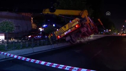 Fatih'te askıda kalan vinç kurtarıldı