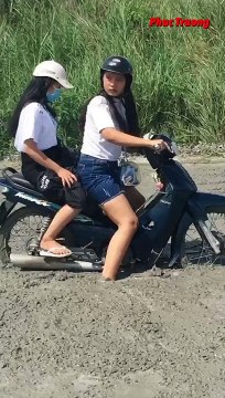 Phi thẳng xe vào đoạn đường đang đổ bê tông chưa khô, 2 cô gái trẻ mặc kẹt giữa chốn hỗn độn