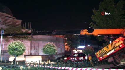 Fatih’te bayrak asan vinç askıda kaldı